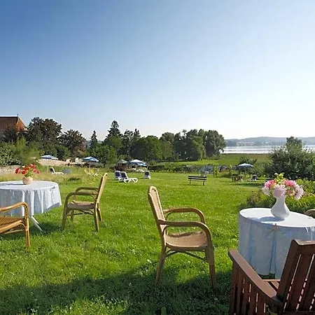 Отель Insel-hof Hotel-garni Райхенау